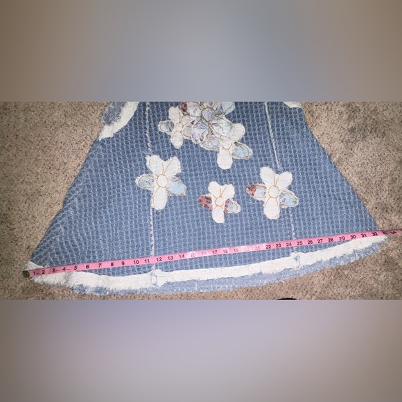 POL Denim Top with Double Gauze Flower Patches in Denim Multi Colored Size M - Picture 9 of 16